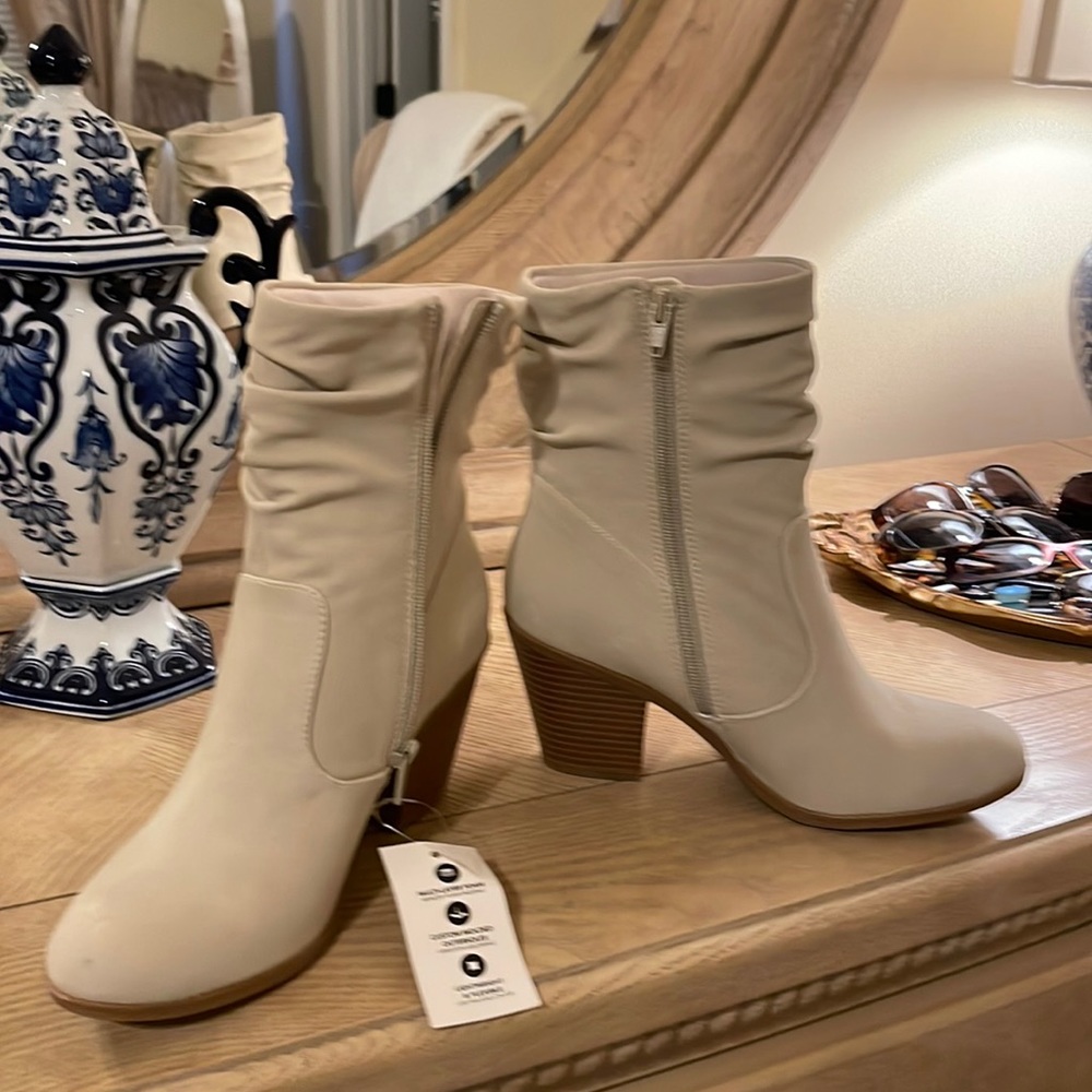 Kim Rogers Ultra Comfort technology boots. Never worn and in EUC. Light cream